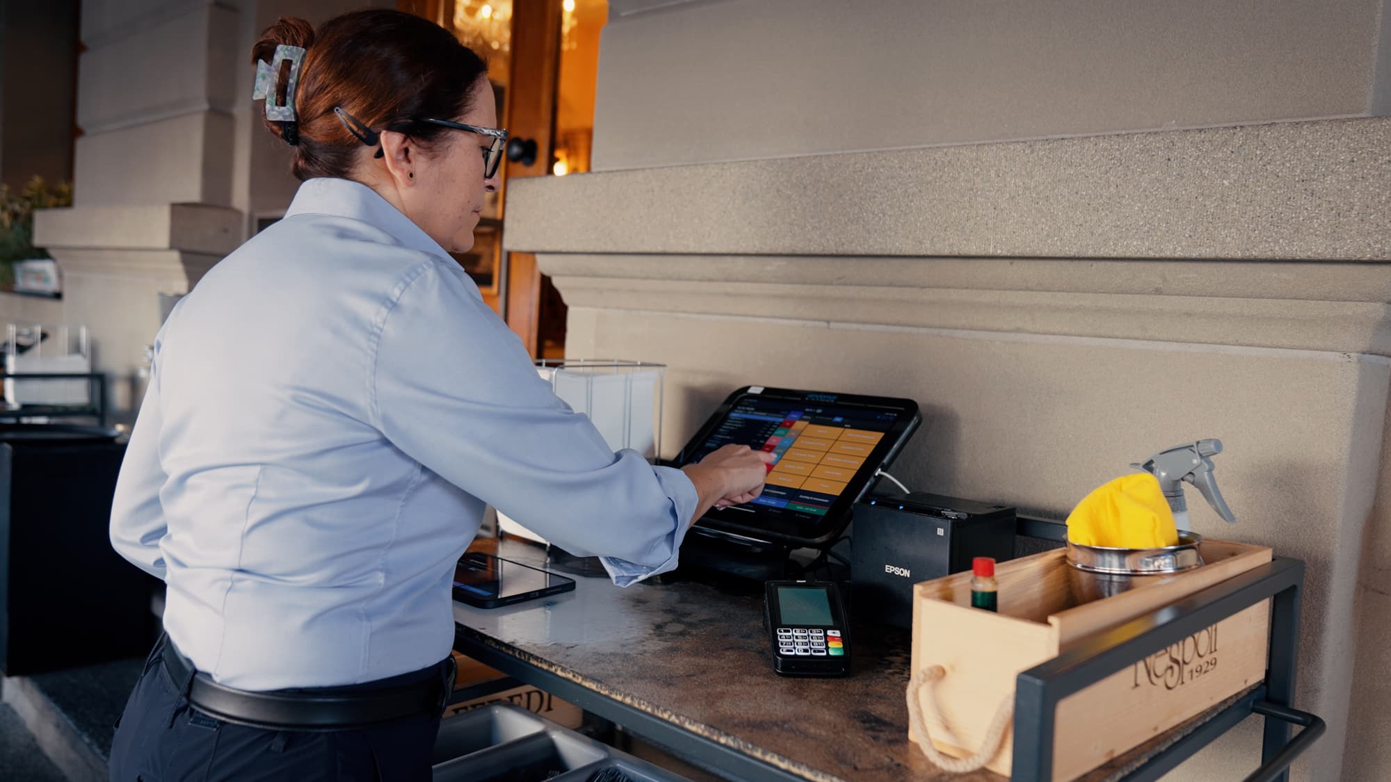 Bedienung arbeitet einfach und schnell mit iPad Kasse von Vendomat