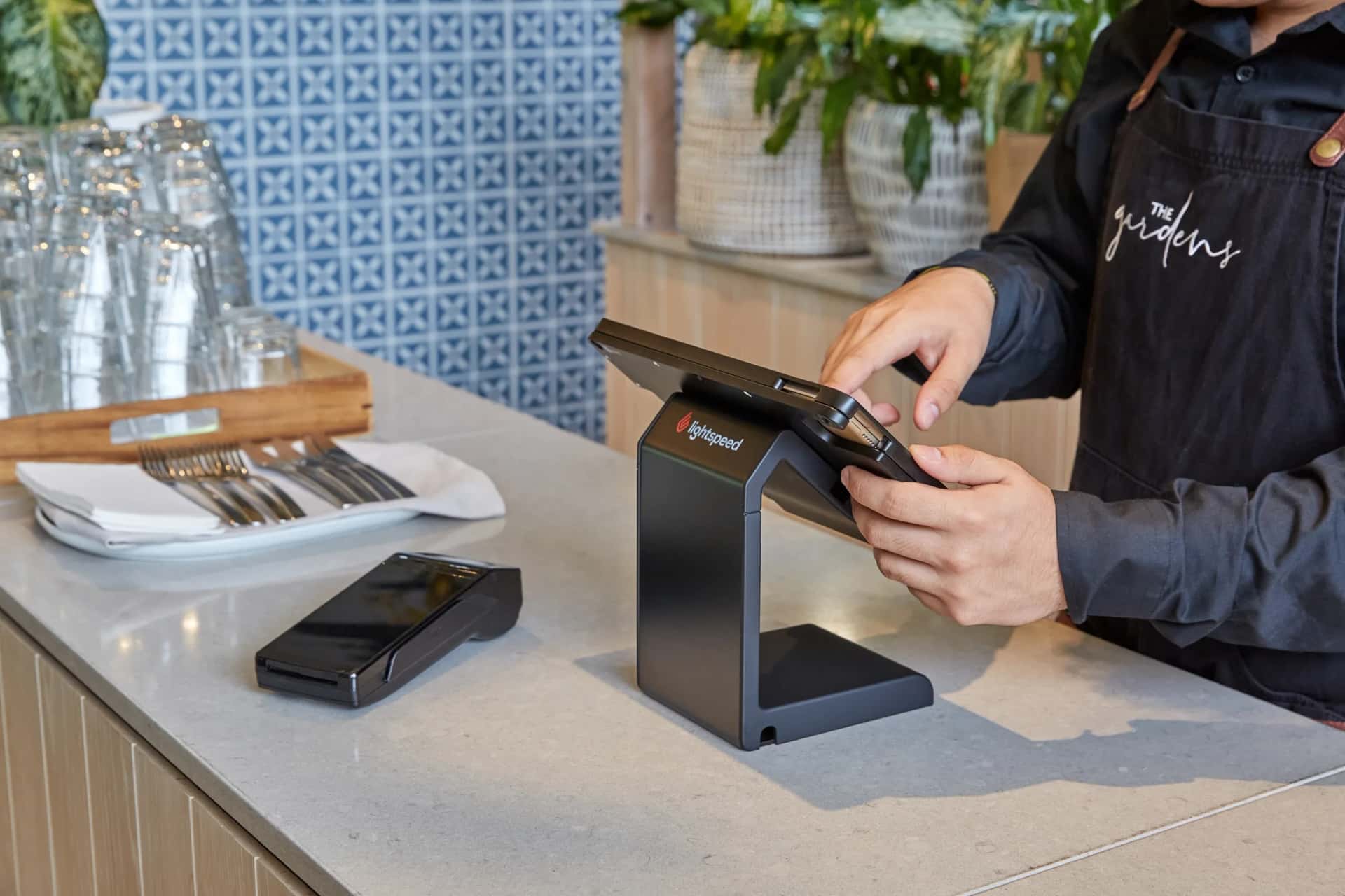 Schneller Service mit Kassensystem und integrierten Payment im Cafe oder Bäckerei