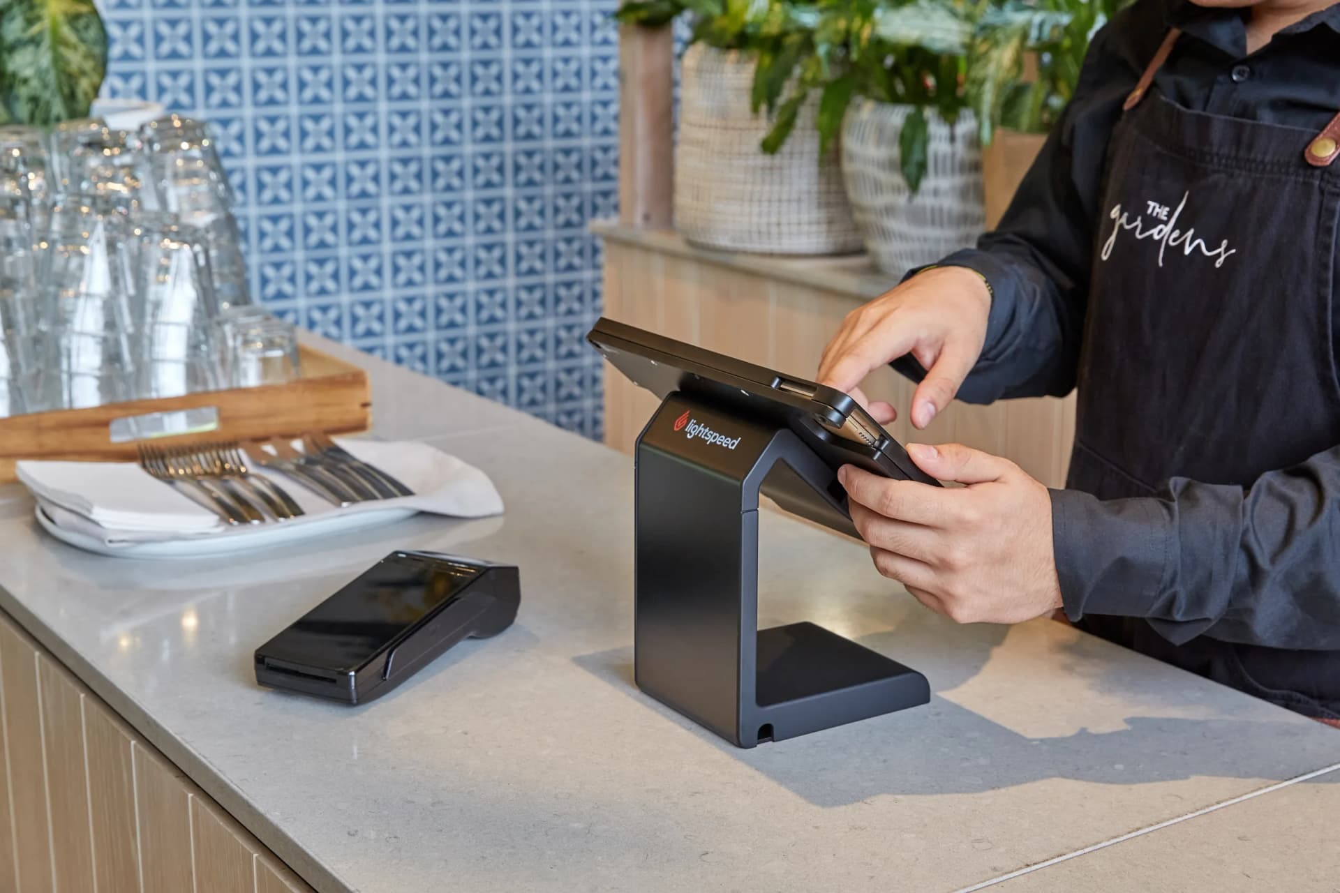 Schneller Service mit Kassensystem und integrierten Payment im Cafe oder Bäckerei