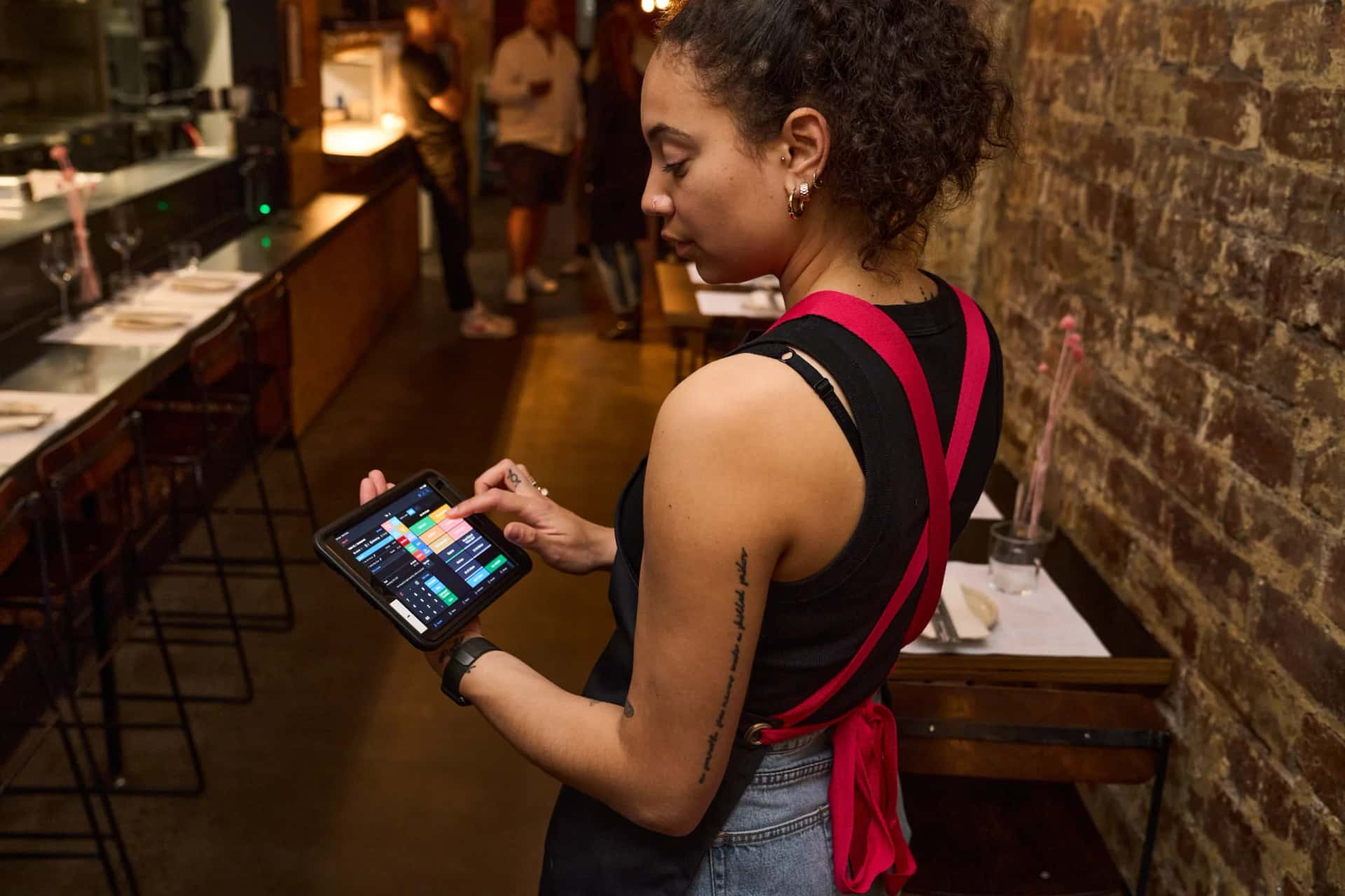 Service Mitarbeiter arbeiten mit iPad Mini und Lightspeed Kasse schnell und mobil