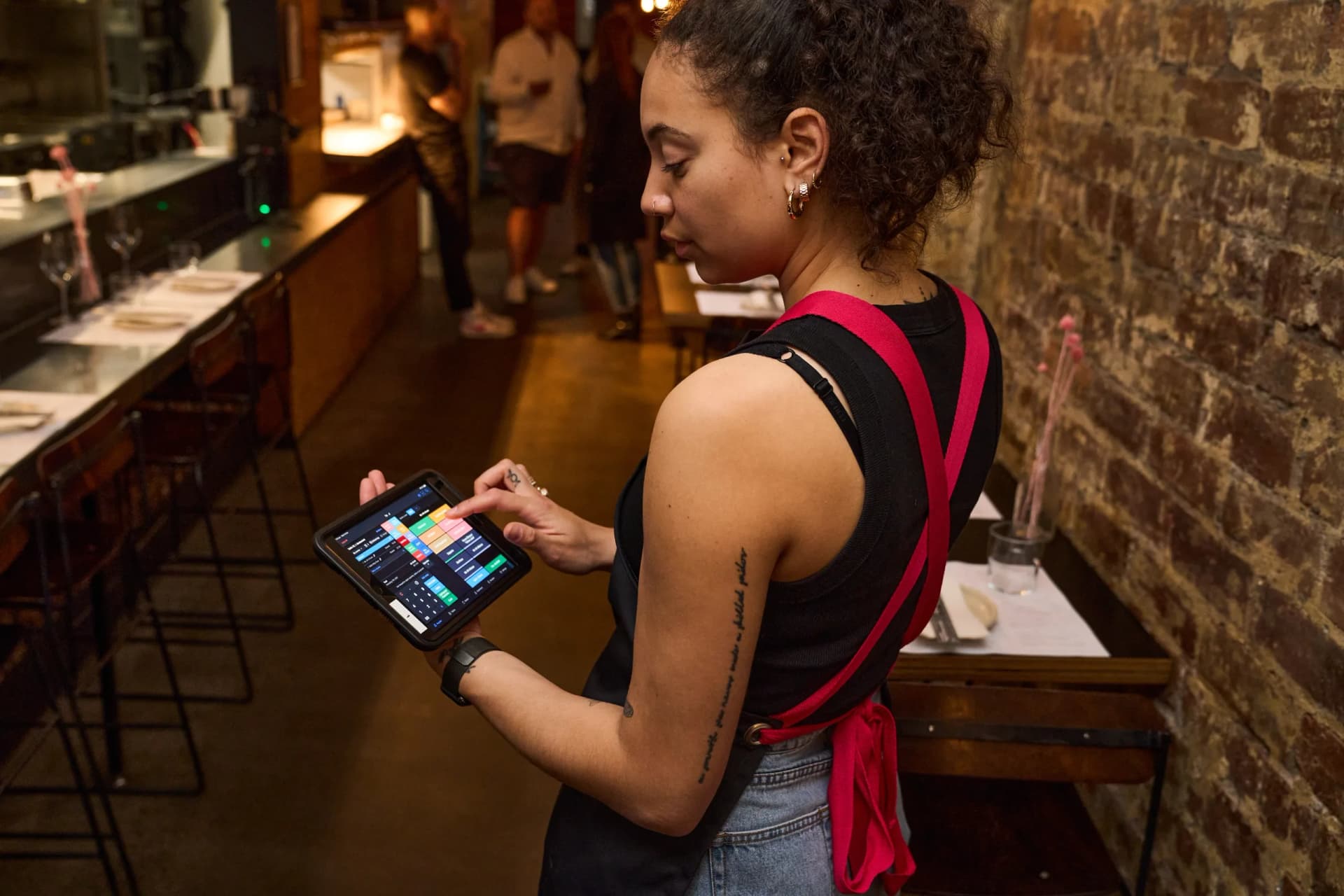 Service Mitarbeiter arbeiten mit iPad Mini und Lightspeed Kasse schnell und mobil