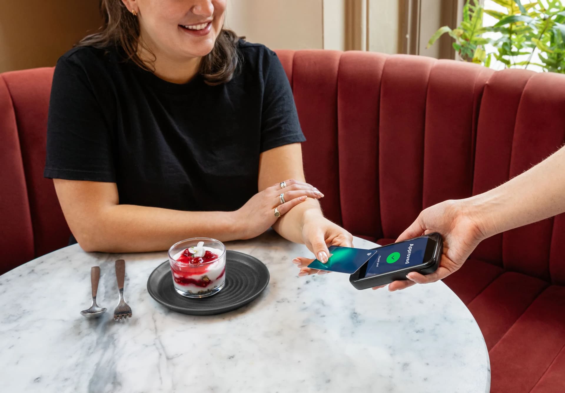 Gast kann dank Tableside einfach am Tisch bargeldlos zahlen
