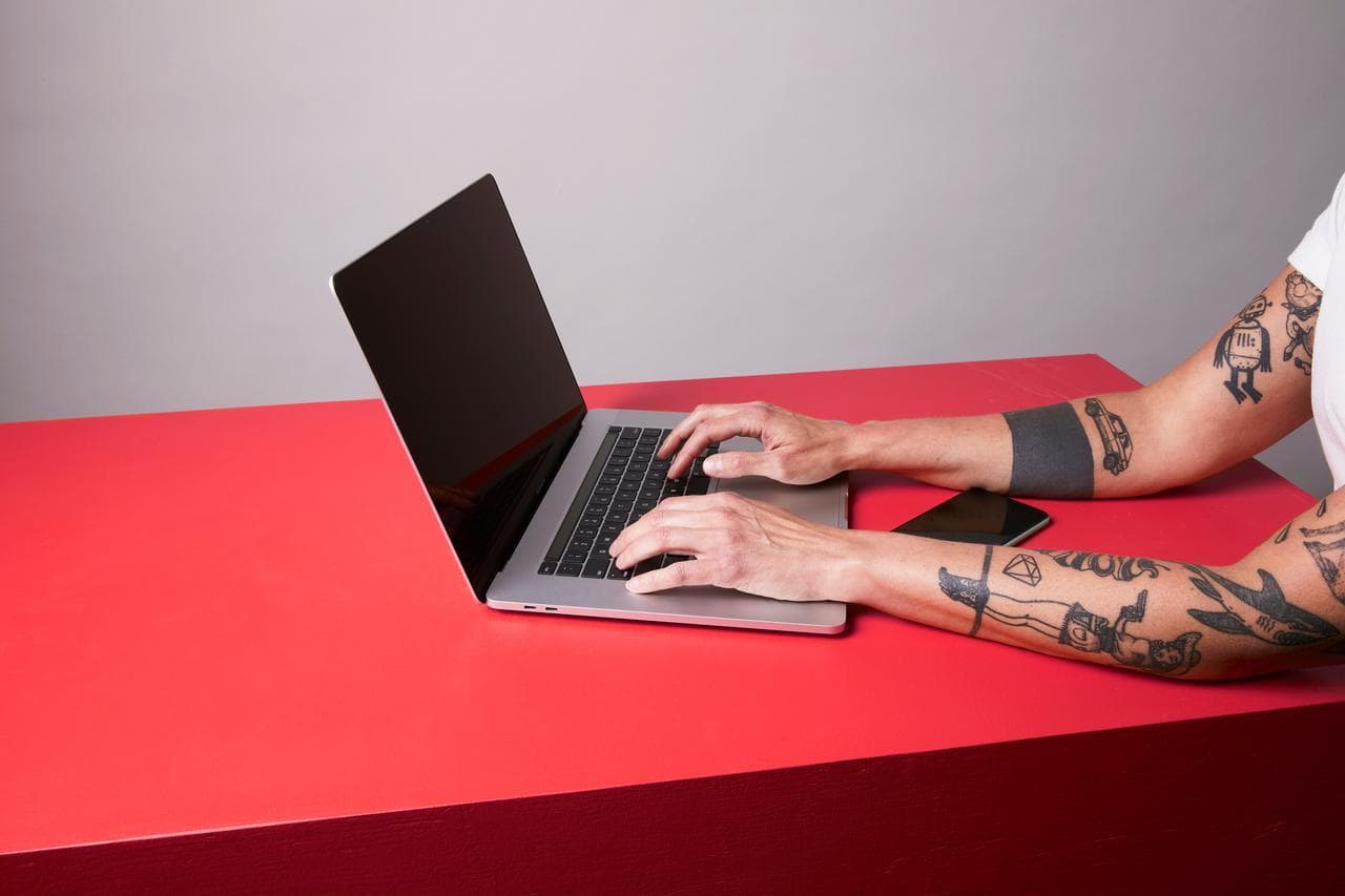 Extra 2021 0870 Moods Laptop Hands