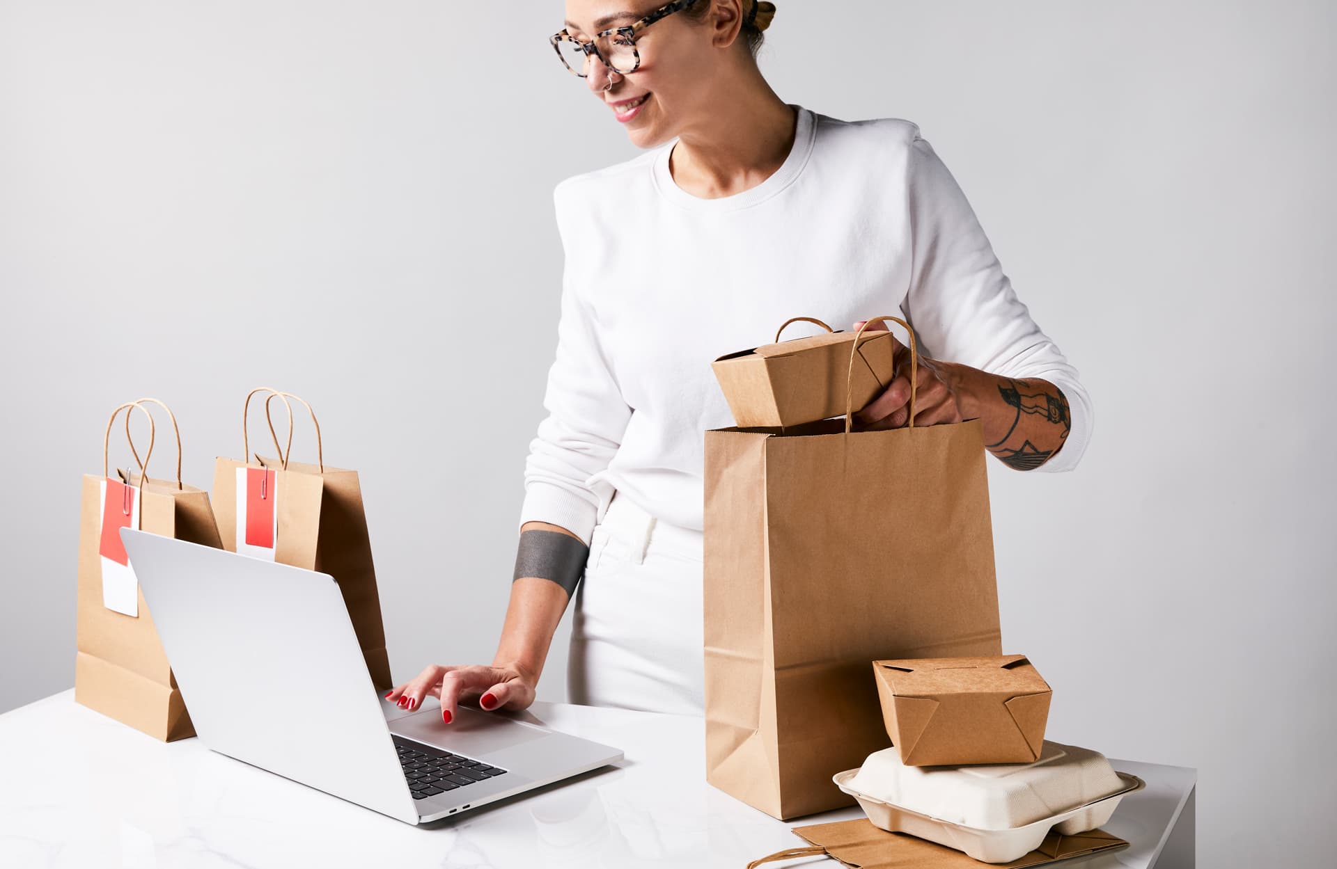 Küchenpersonal bereitet Takeaway-Bestellung vor, eingegangen über Lightspeed Order Anywhere