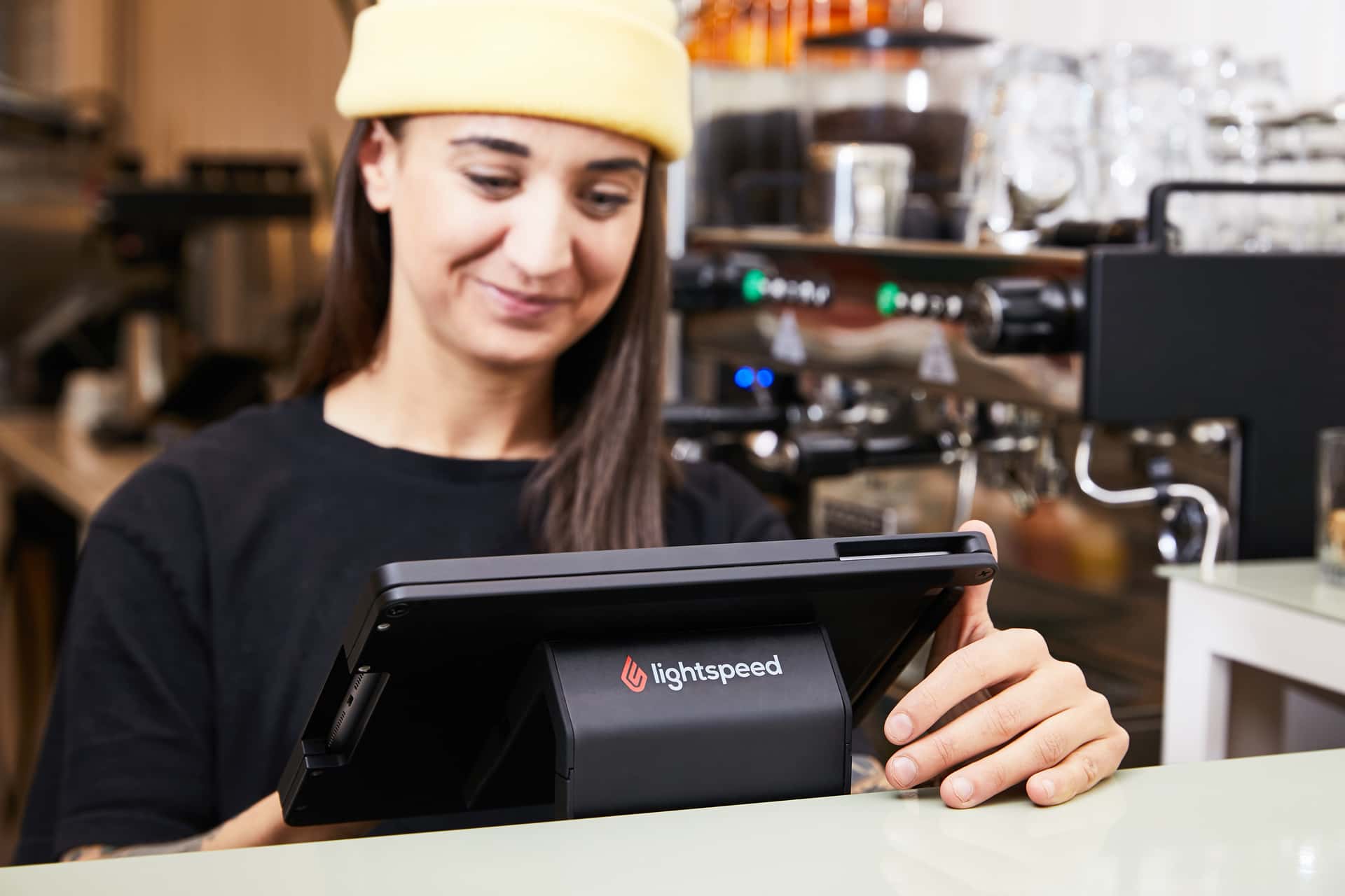 Mitarbeiter im Coffee Shop oder Quick Service arbeiten schnell mit Lightspeed Kasse von Vendomat