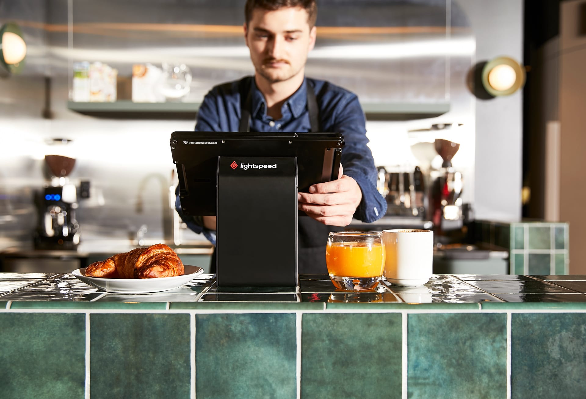 Mitarbeiter im Quick Service arbeiten mit moderner Lightspeed Kasse