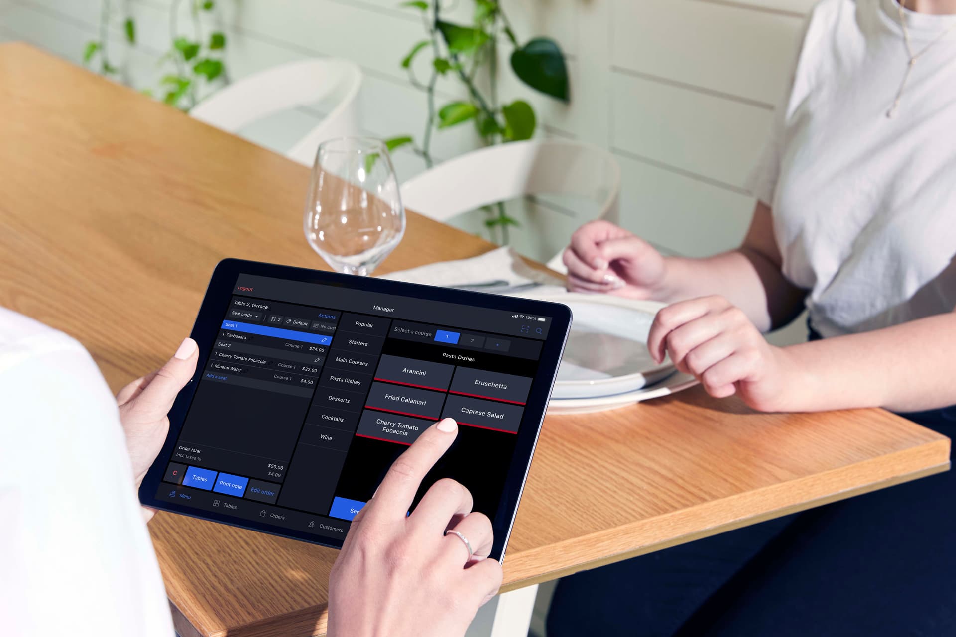 Vendomat liefert das mobile Kassensystem von Lightspeed um am Tisch zu kassieren