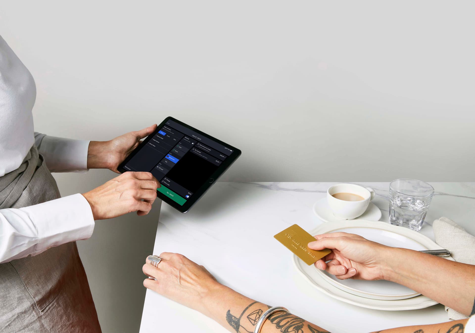 Schnell Zahlung mit Karten am Tisch mit iPad Kassensystem Lightspeed
