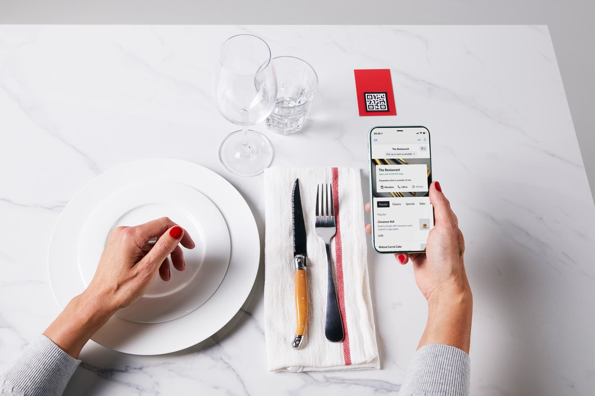 Gast scannt QR-Code am Tisch für kontaktlose Bestellung mit Lightspeed Order Anywhere