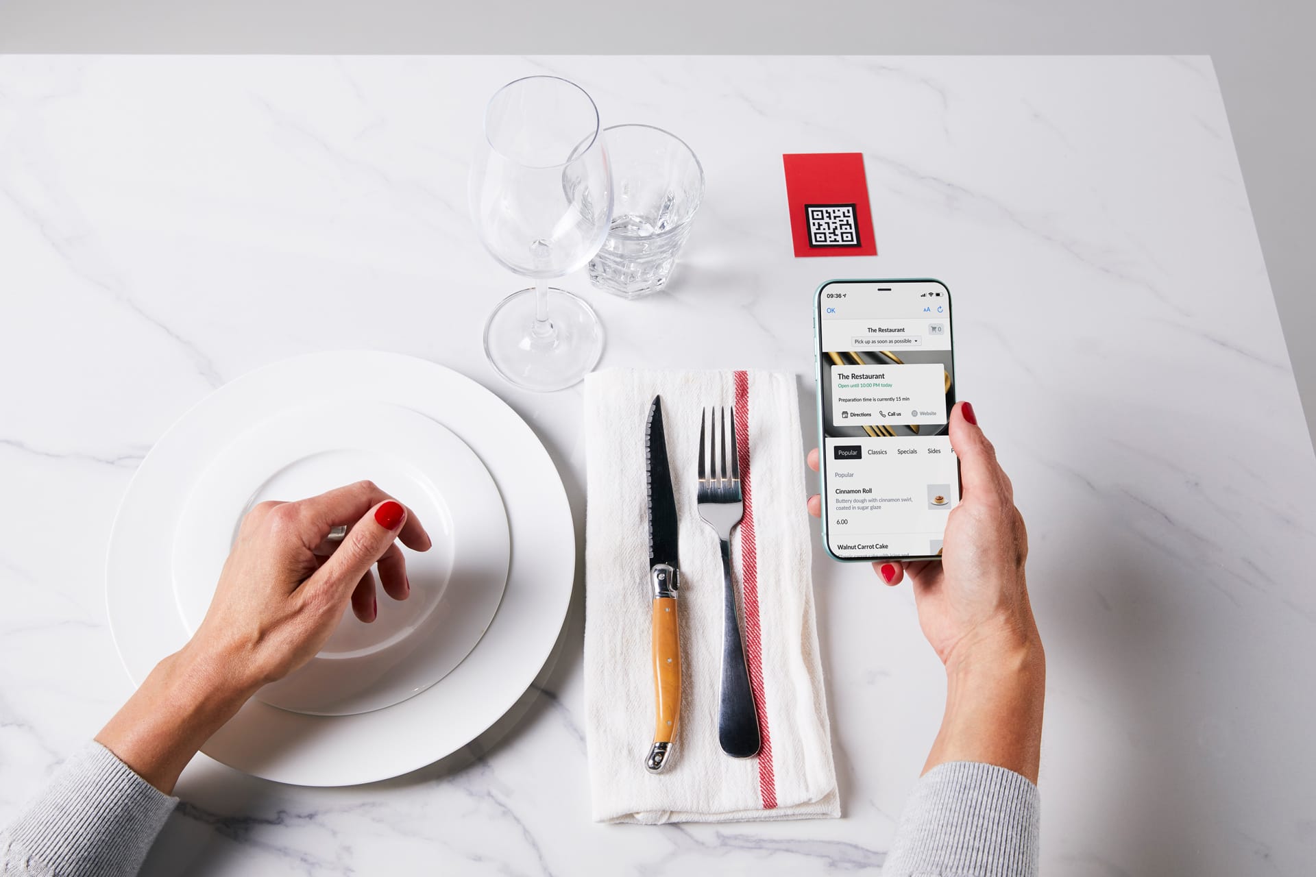 Gast scannt QR-Code am Tisch für kontaktlose Bestellung mit Lightspeed Order Anywhere