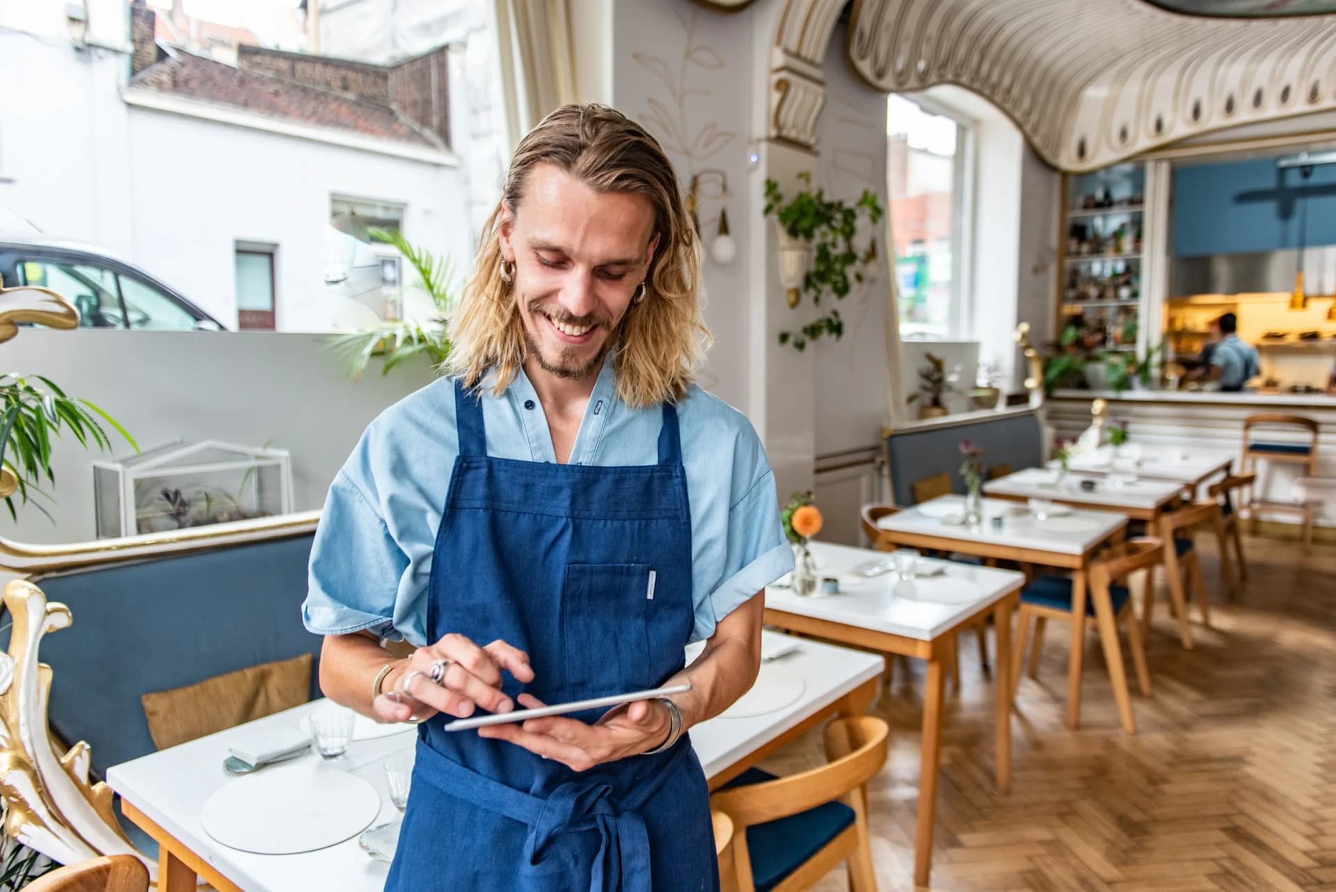 Lightspeed Kunde nimmt Bestellung mit iPad Mini auf