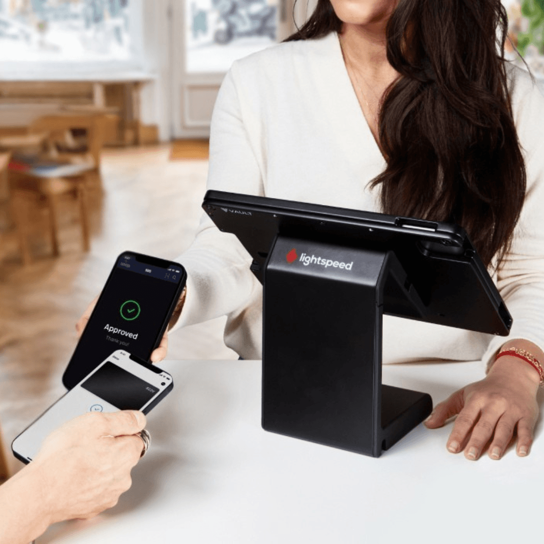 An der Kassen mit dem Smartphone einfach bargeldlos bezahlen