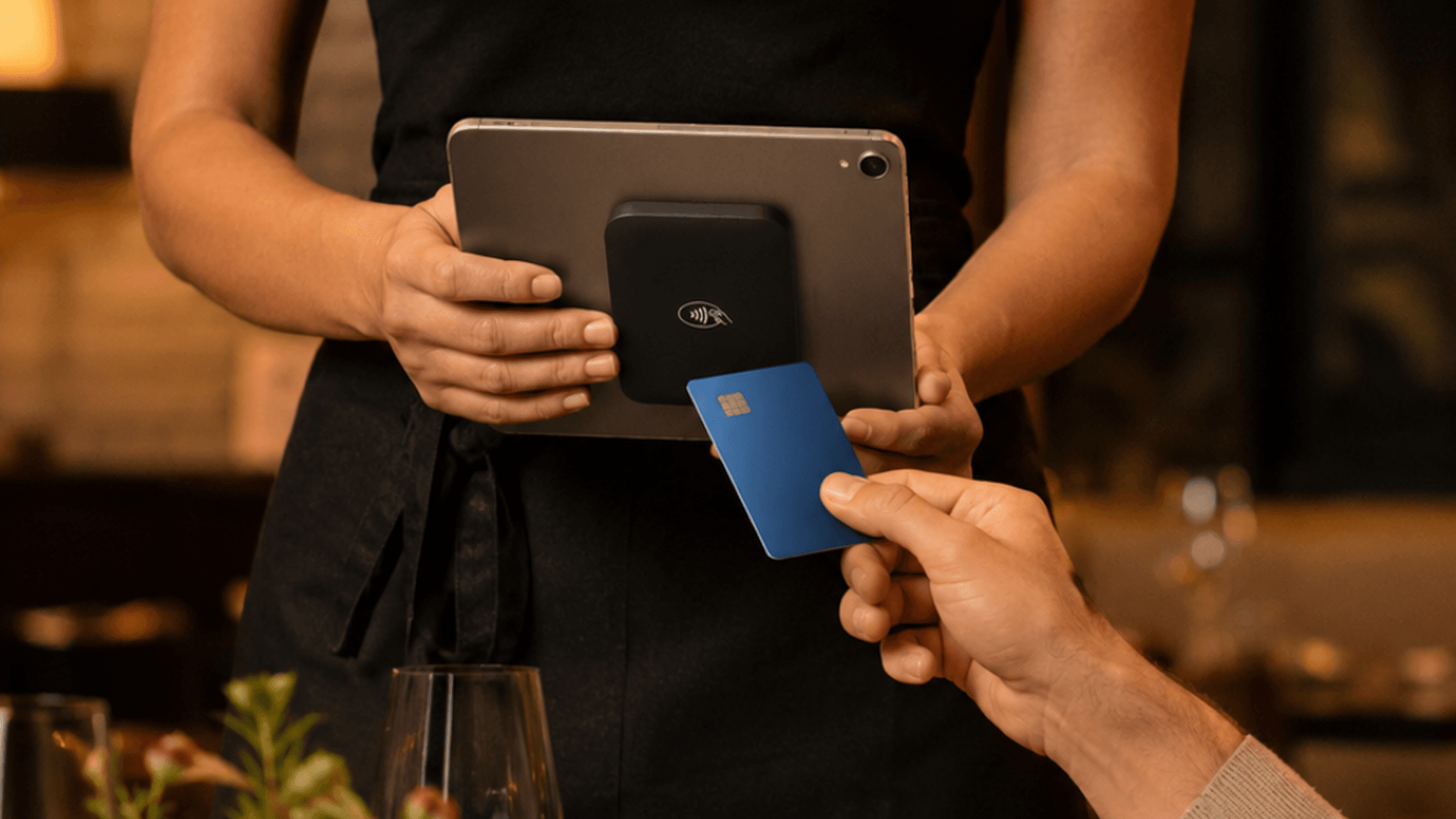 Vendomat Lightspeed Mobile Tap Kartenterminal im Restauranteinsatz für kontaktlose Kartenzahlung am Tisch.