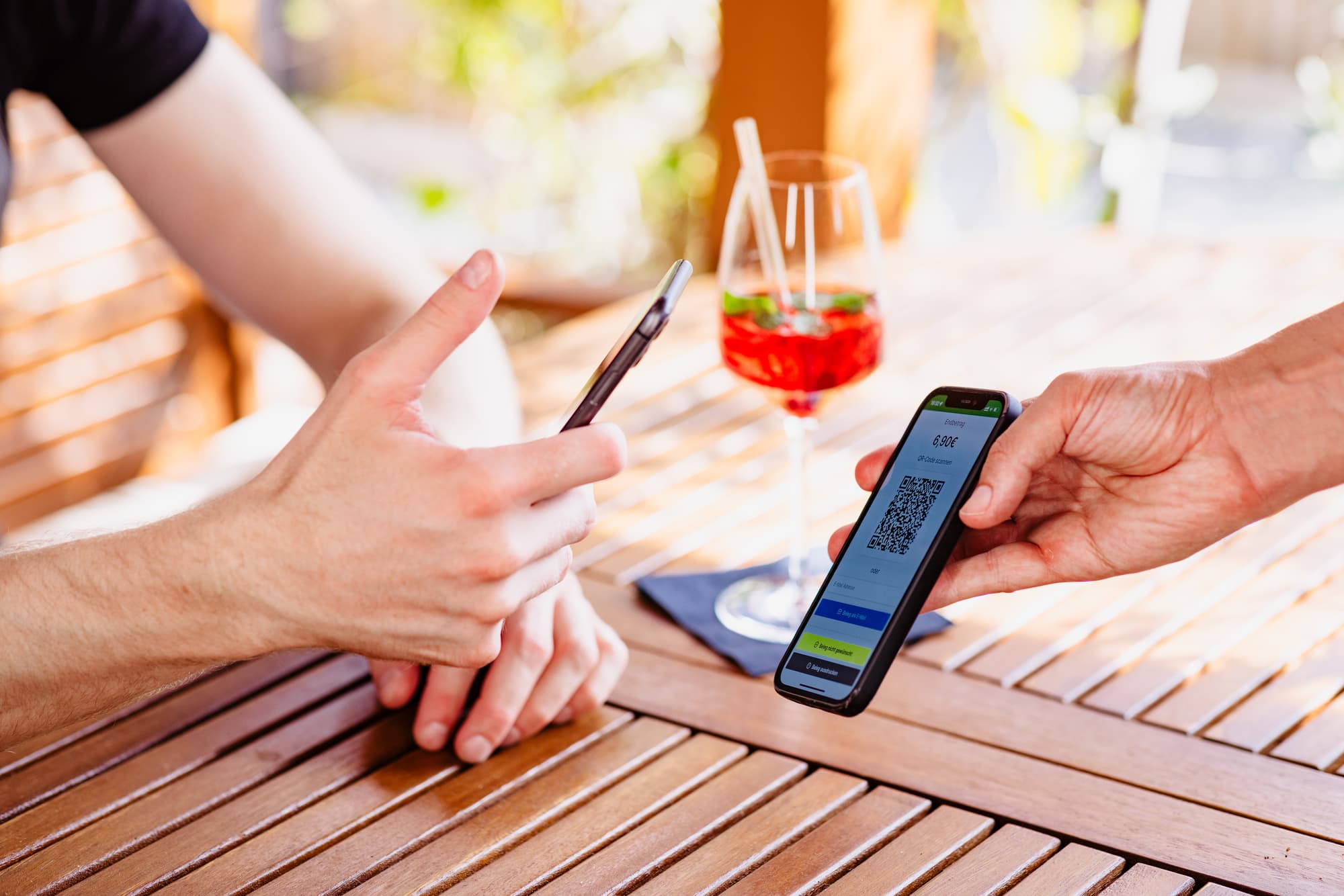 Vendomat hilft dem Gast mit dem digitalen Kassenbeleg auf dem Smartphone Papier