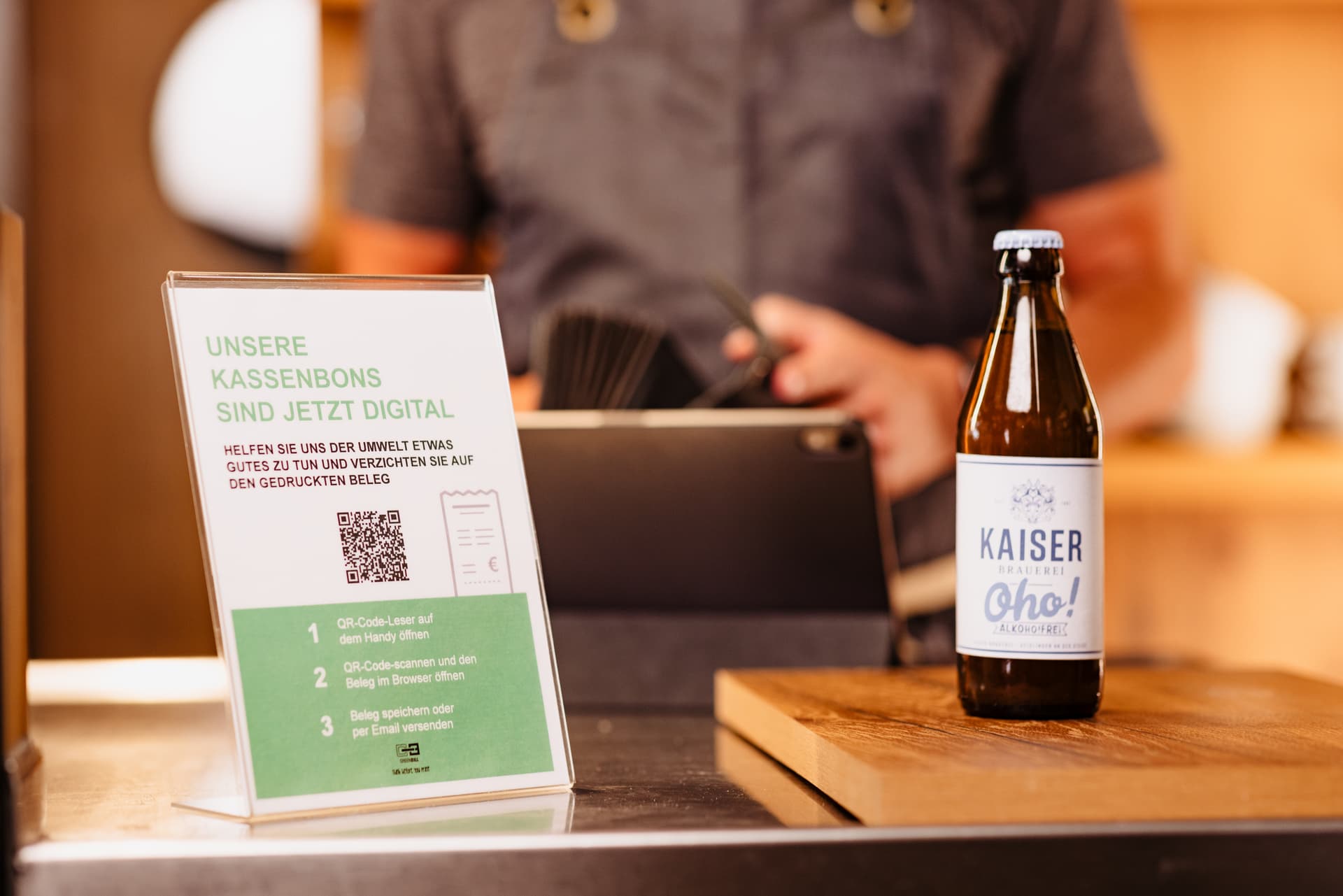 gästeinfo-qrcode-scannen-aufsteller-gastronomie