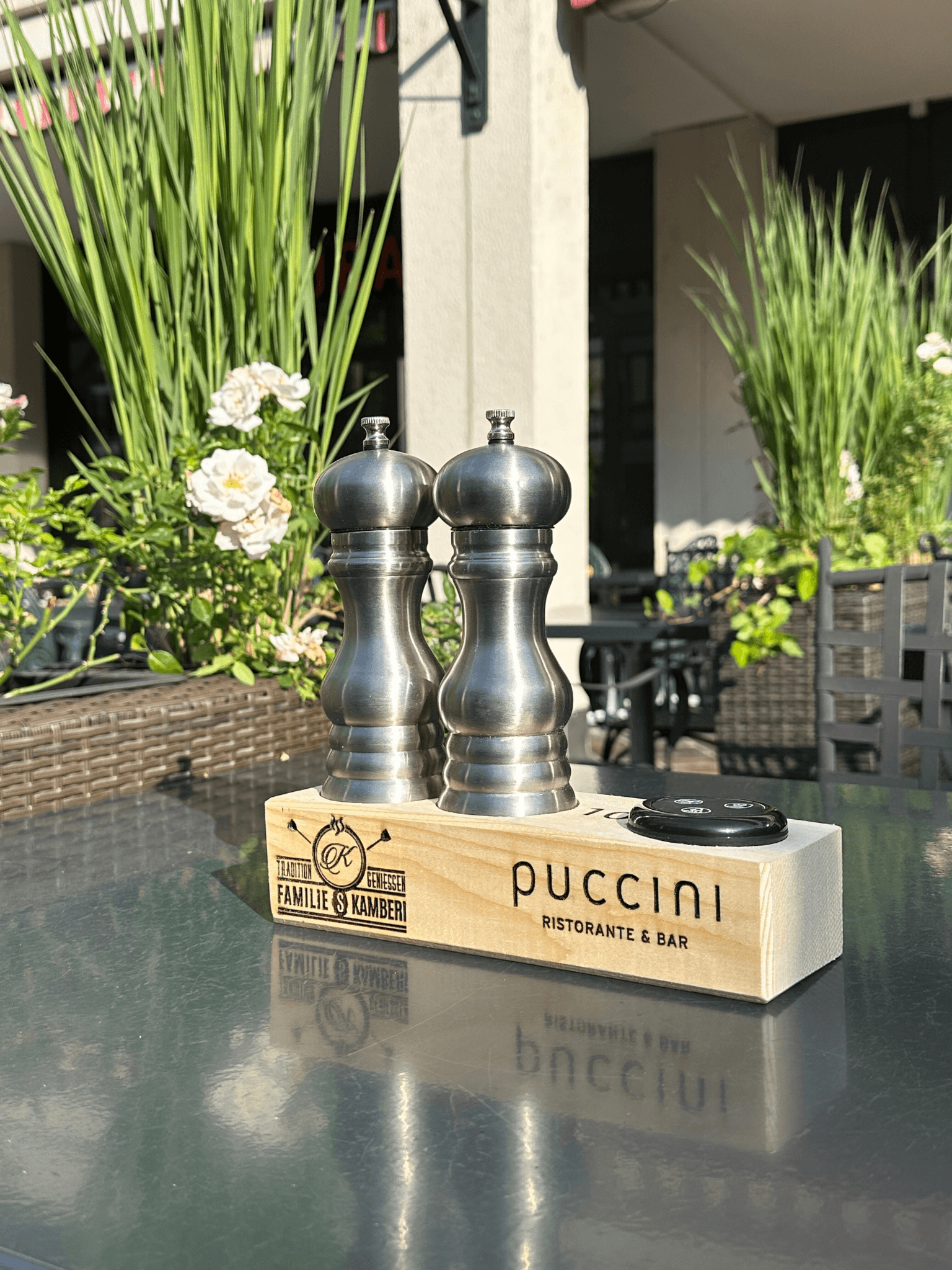 Salz- und Pfefferstreuer von Vendomat Guest Line mit eingebautem Gästerufsystem im Holzgehäuse.