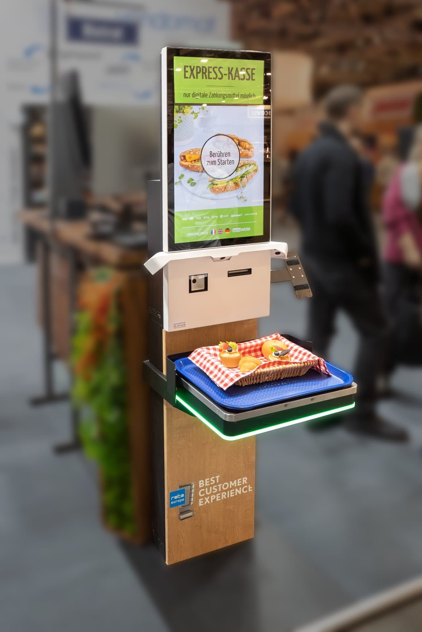 Vendomat vend.AI innovativer KI Checkout mit grossem Touchscreen, integriertem Scanner und künstlicher Intelligenz. Das System erkennt das Tablett automatisch und führt Kund:innen effizient durch den Bestellprozess.