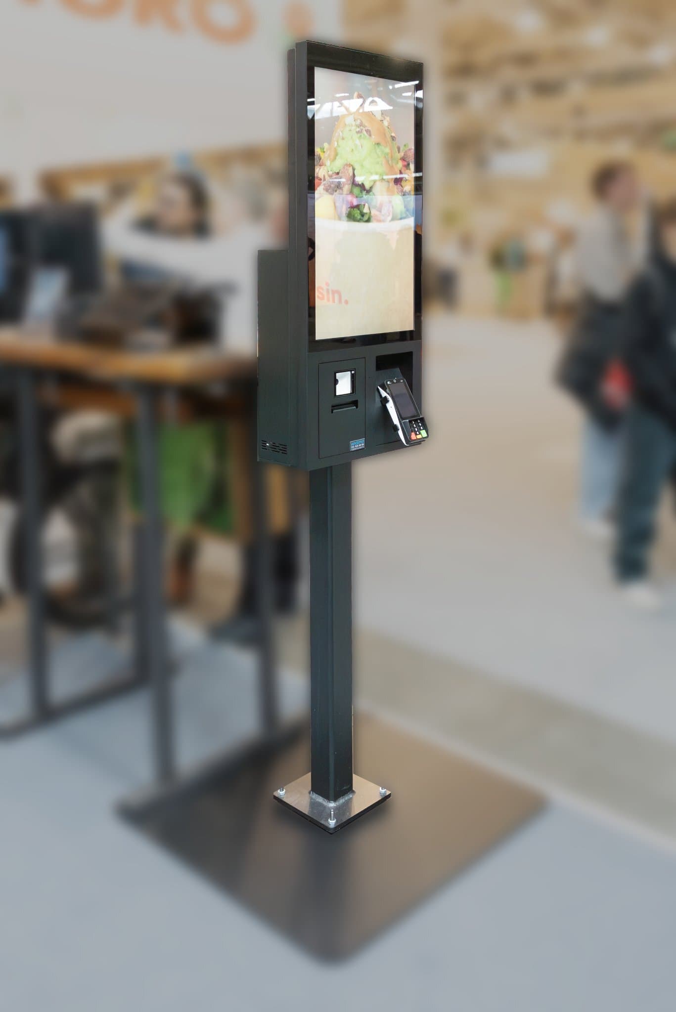 Vendomat vend.AI Self Order Terminal mit hochauflösendem Display, Zahlterminal und klar strukturierter Benutzerführung. Ideal für moderne Gastronomiebetriebe, die Bestellungen zuverlässig abwickeln möchten.