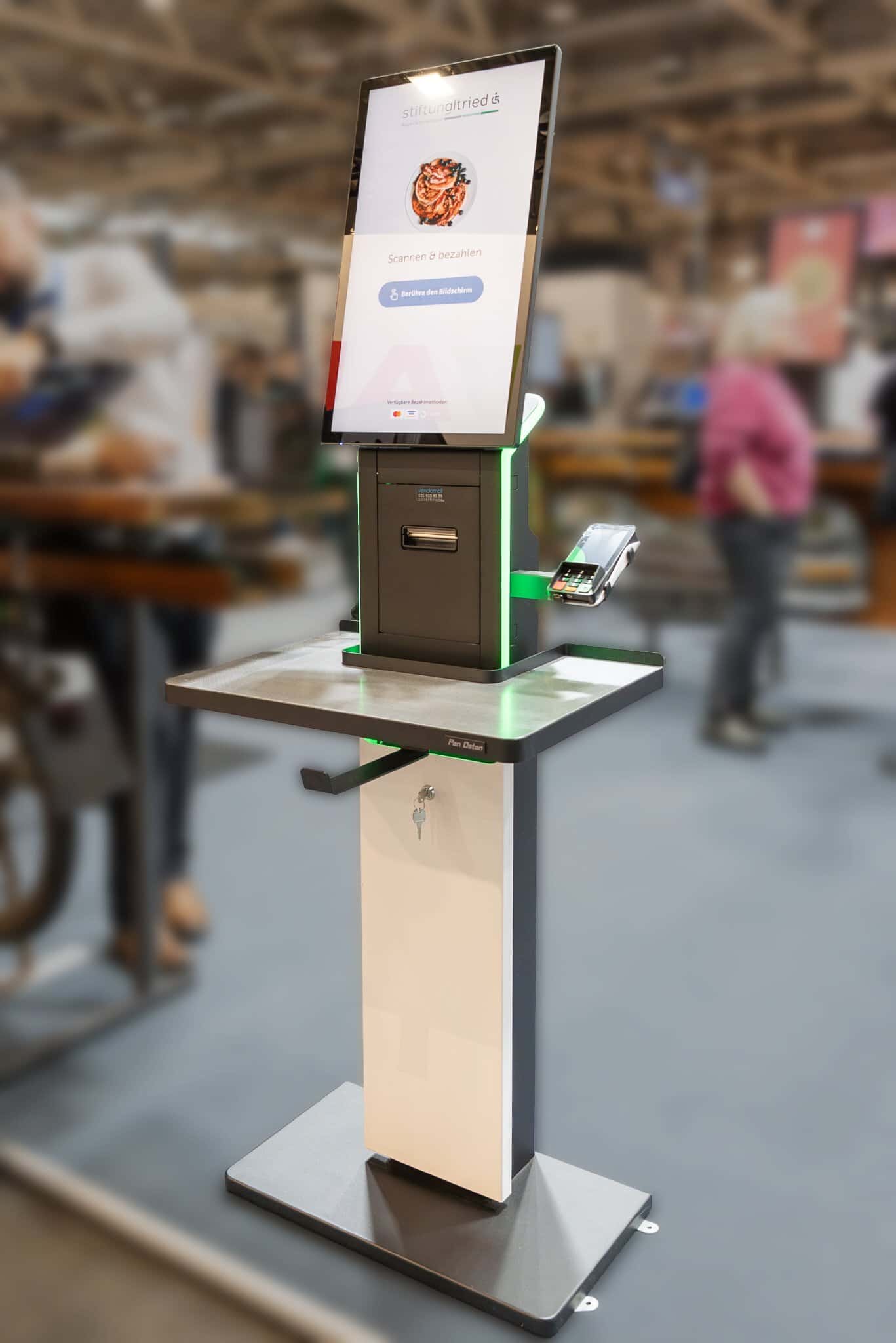 Vendomat vend.AI kompaktes Self Order Terminal mit Scan und Pay Funktion, ergonomisch gestaltet für schnelle Abläufe. Das System beschleunigt Bestellungen und sorgt für einen durchgängig digitalen Bestellprozess.