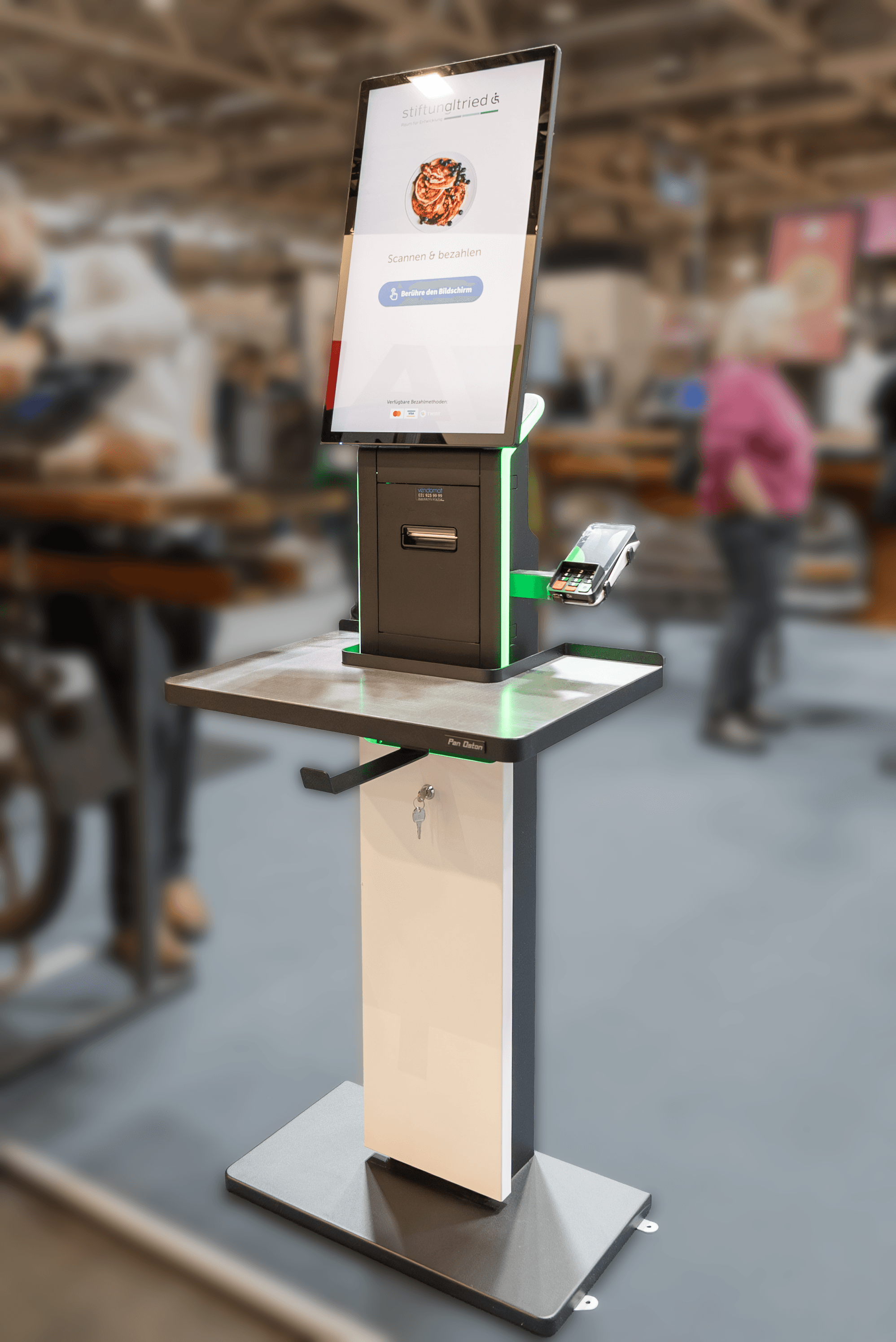 Vendomat vend.AI kompaktes Self Order Terminal mit Scan und Pay Funktion, ergonomisch gestaltet für schnelle Abläufe. Das System beschleunigt Bestellungen und sorgt für einen durchgängig digitalen Bestellprozess.