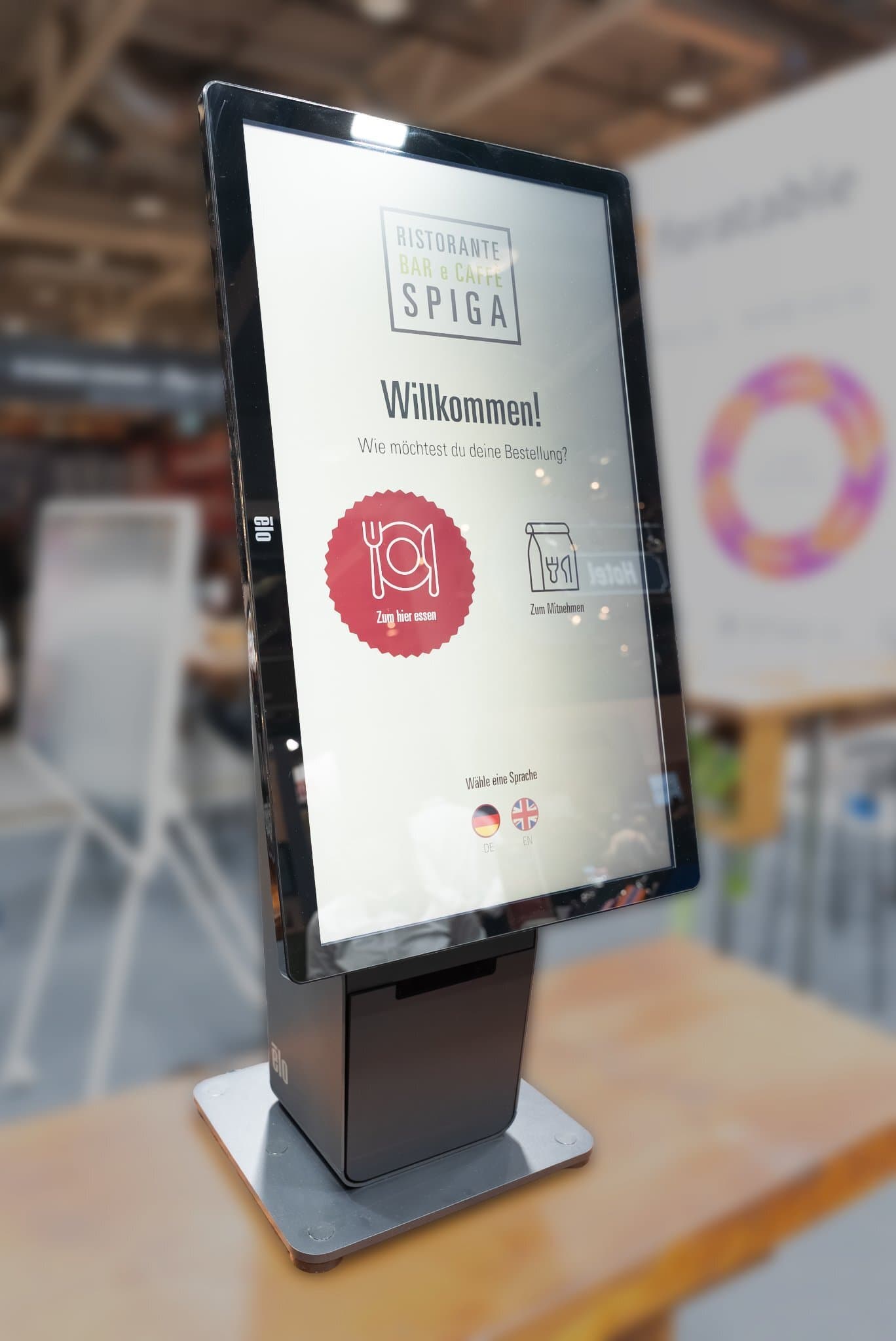 Vendomat vend.AI Self Order Tischterminal mit grossem Touchdisplay. Entwickelt für Restaurants und Cafés, die digitale Bestellprozesse effizient unterstützen möchten.