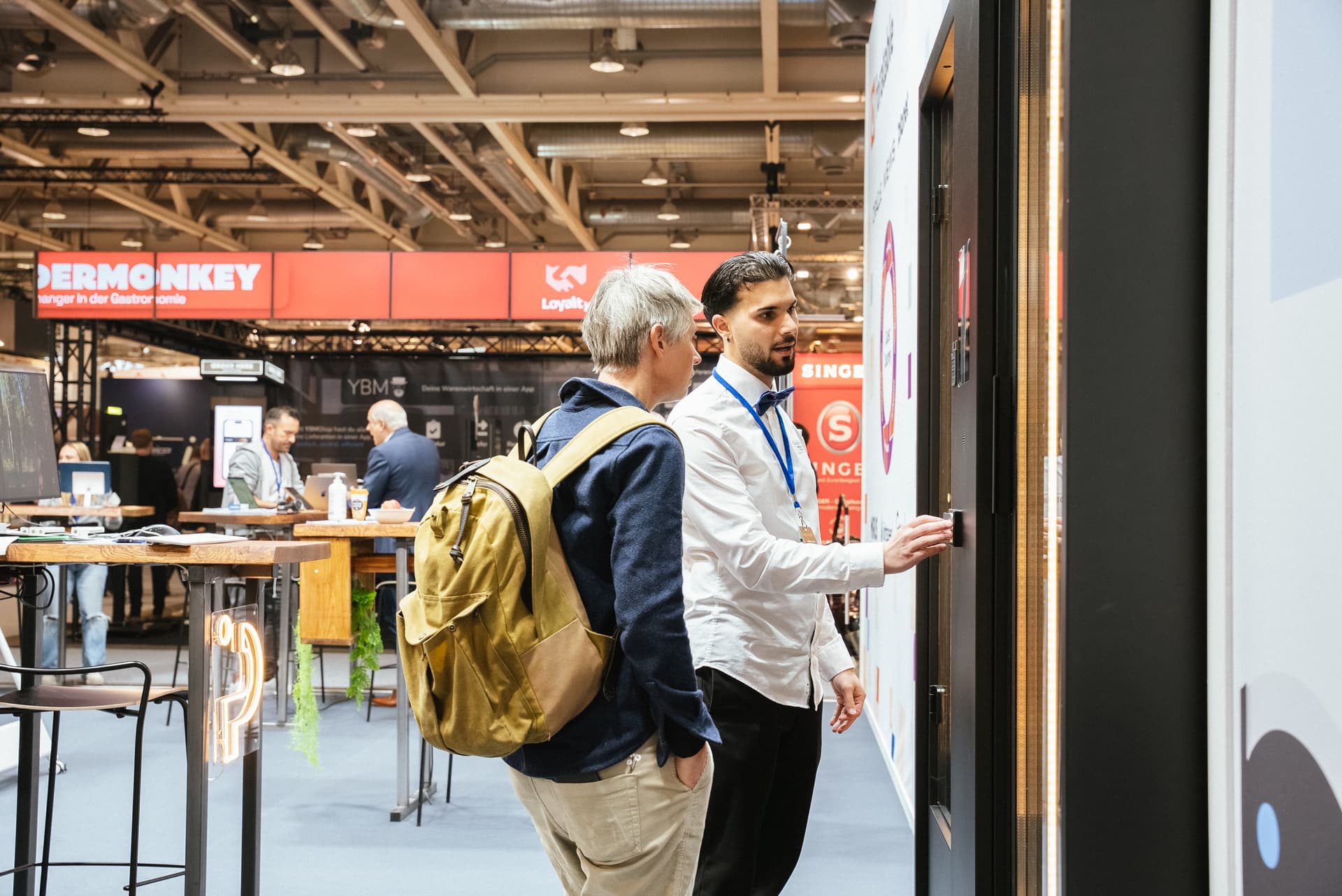 Vendomat Igeho Messe Concierge Automat mit BG